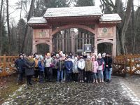Grupa uczniów z nauczycielami przed bramą do Roztoczańskiego Parku Narodowego